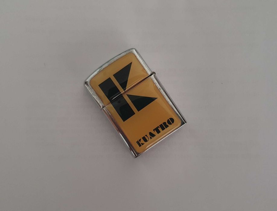 Isqueiro vintage tipo Zippo, marca Kuatro