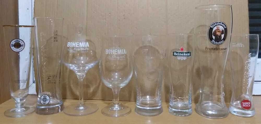 Copos de várias marcas de bebidas