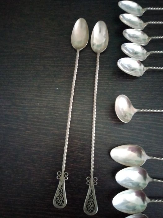 Antigo conjunto de colheres de chá e café em casquinha.