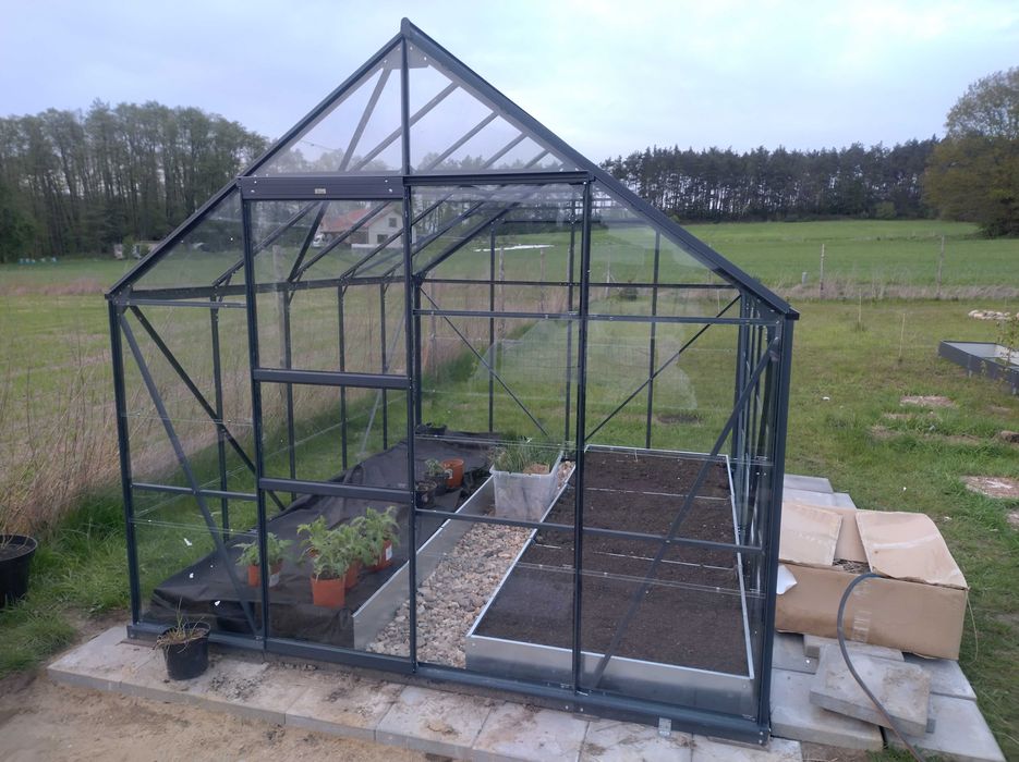 Antracytowa, aluminiowa szklarnia ogrodowa LAMS CARVI szkło hartowane