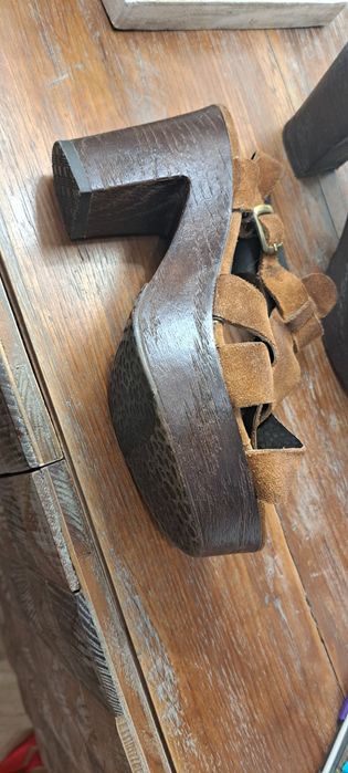 Sandálias em pele com salto compensado