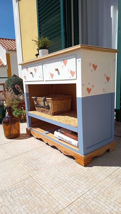 Cómoda de madeira maciça renovada