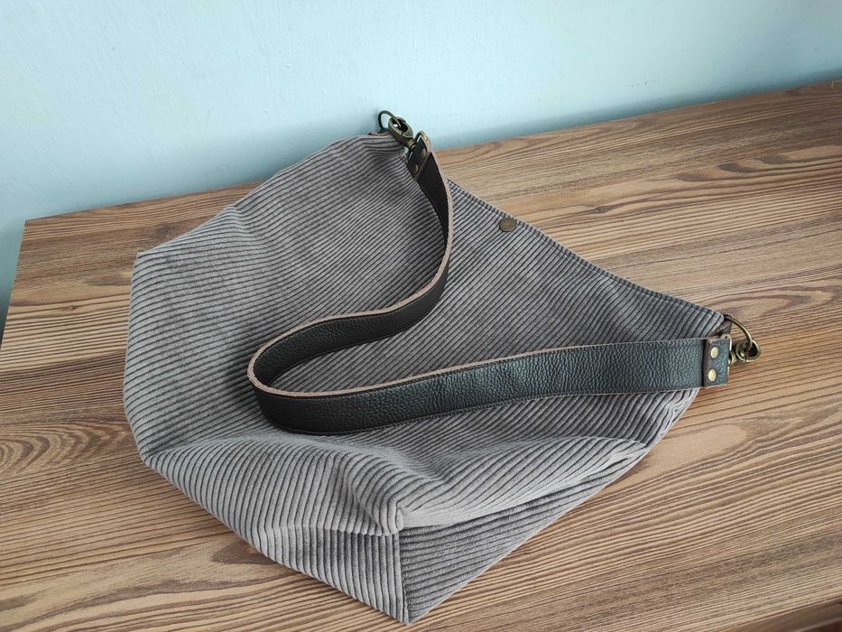 Sztruksowa torba worek w stylu hobo