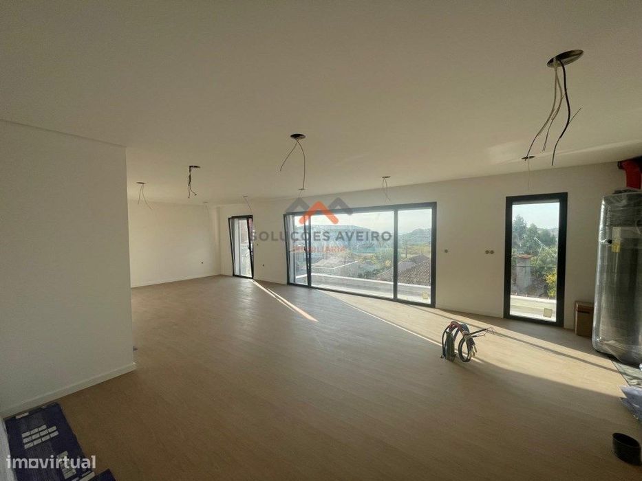 Apartamento T1 com 77 m² | Lugar de Garagem - Centro de Esgueira