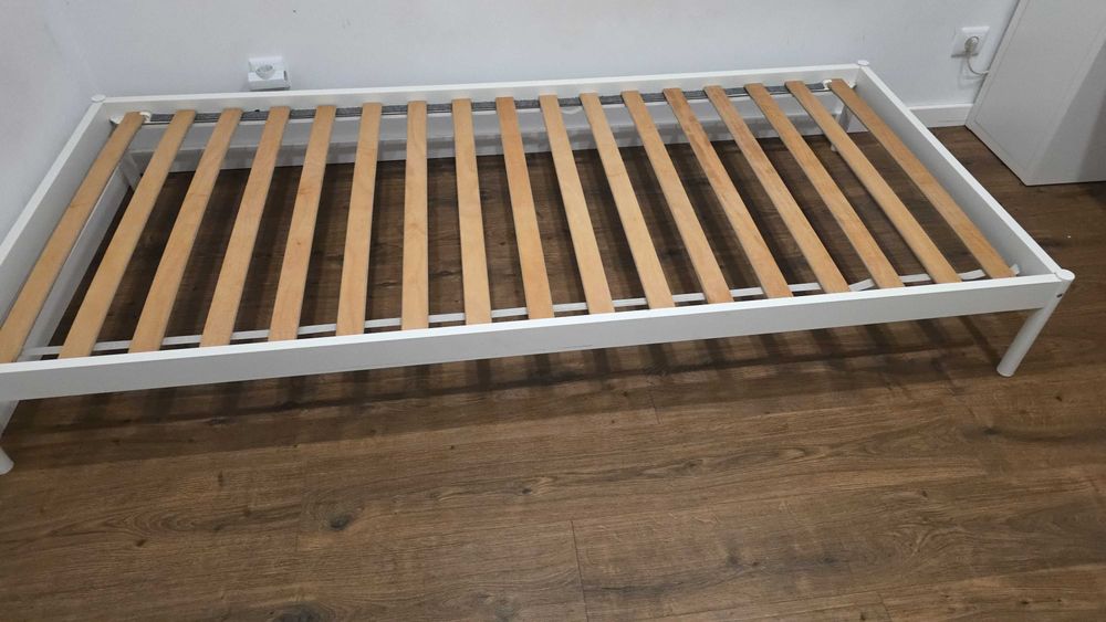 cama de solteiro branca