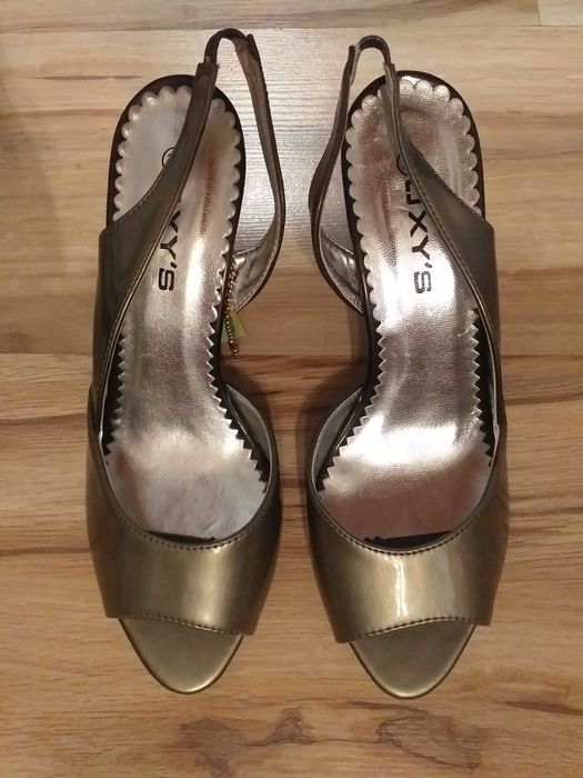 Czółenka na obcasie lakierowane