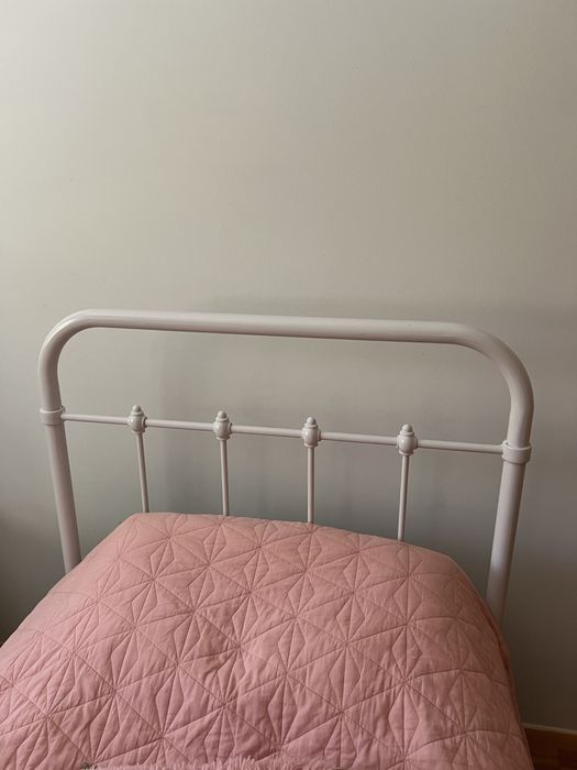 Cama de solteiro + colchão  (preço negociável)