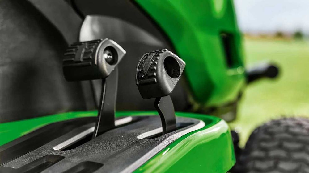 Traktorek Ogrodowy JOHN DEERE X167R /656 cm³ V-twin /300 l kosz /107cm