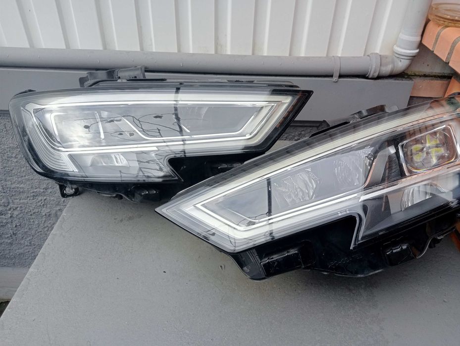 Dois faróis de Audi A3 8V