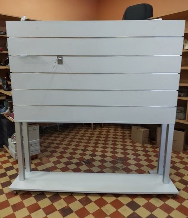 Regał, stojak, ekspozytor sklepowy na buty