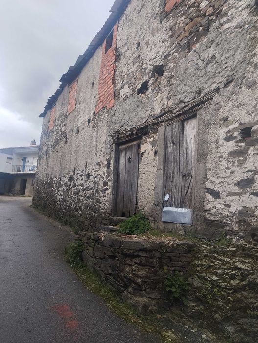 Casa de arrumos em pedra
