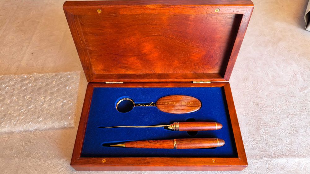 Abre cartas caneta porta chaves white and Mackay em caixa de madeira