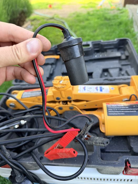 Podnosnik samochodowy elektryczny