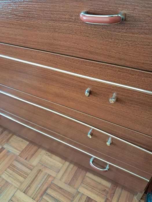 Quarto casal (cama /2 mesinhas/comoda)