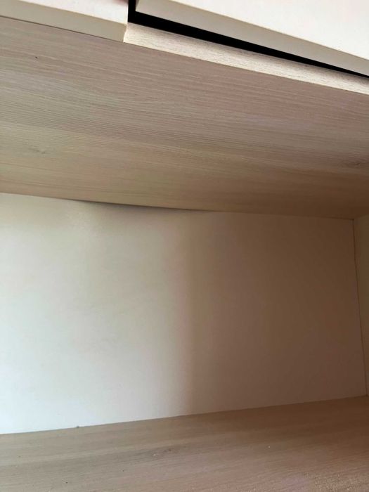 Mobília de quarto: cama com gavetão, 2 armários e arrumação.