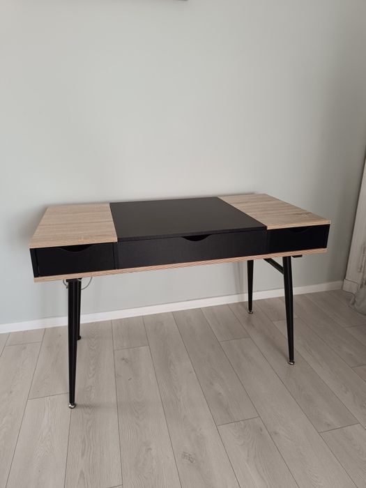 Biurko z szufladami i otwieranym schowkiem