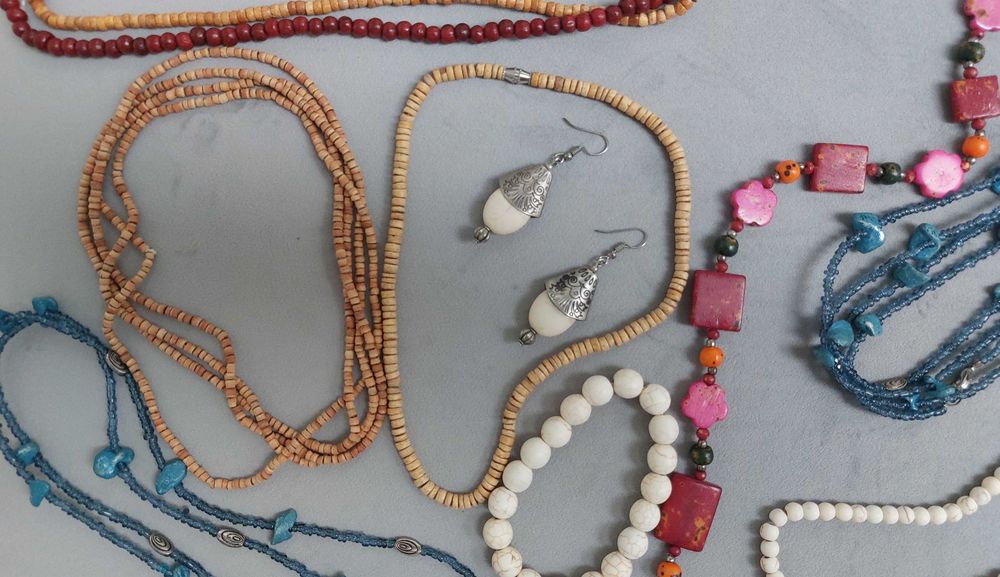 Zestaw naszyjników kolczyków i bransoletek