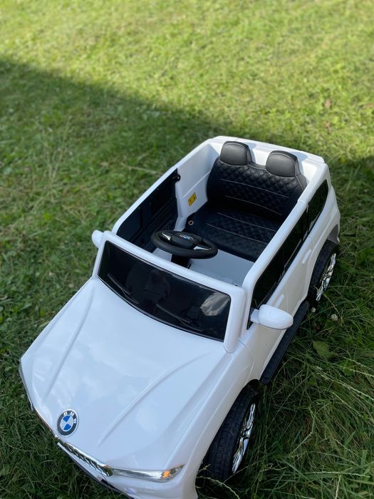 Дитячий електромобіль BMW на пульті керування з підсвічуванням фар