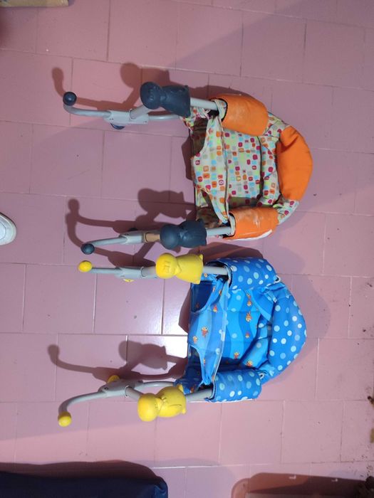 Duas Cadeiras alimentação bebe suspensas