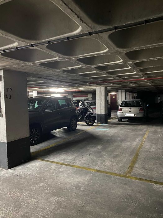 Arrendo Lugar de Garagem em Benfica (carro + mota)