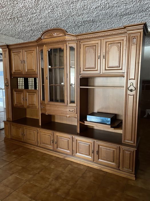 Estante com garrafeira maciça