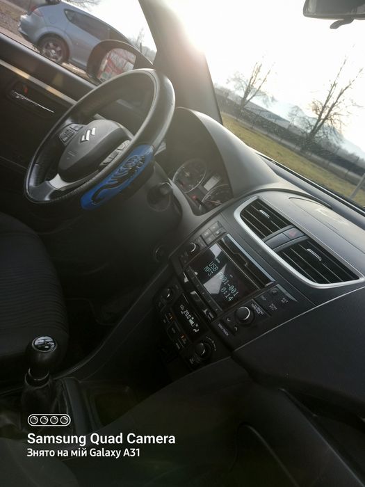 Машина Suzuki Swift 2014p