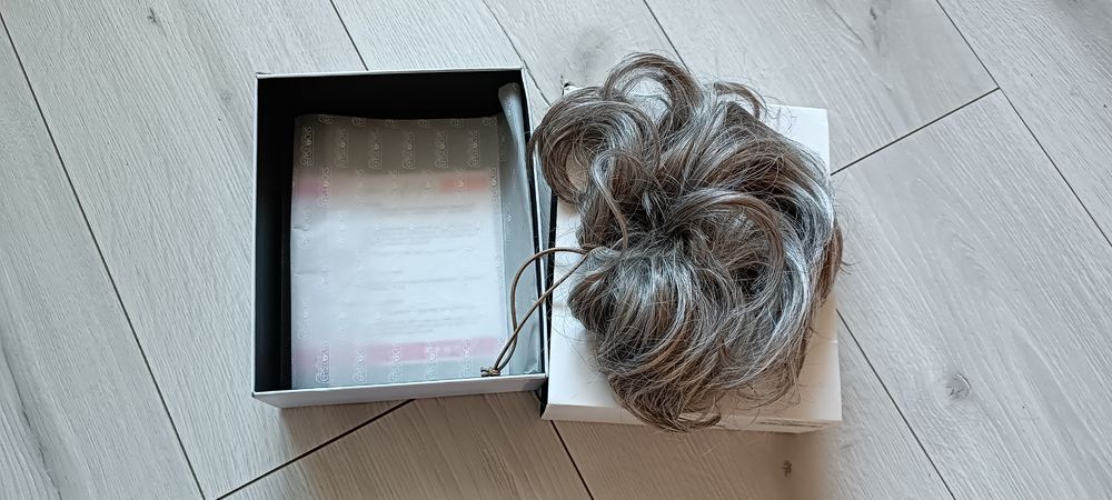 Włosy na gumce peruczka