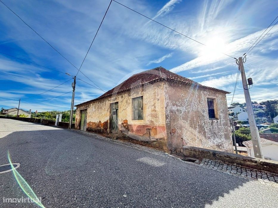 Moradia em Pedra para Remodelação no Centro de Capinha
