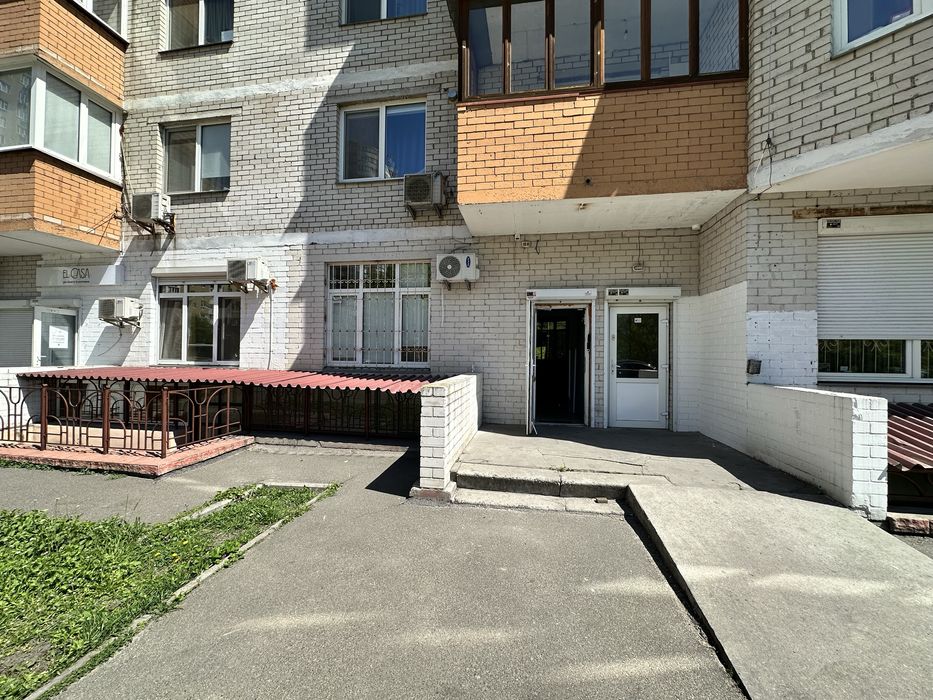 Оренда приміщення 112 м під все Ахматовой 35-А Фасад 2 входи Терміново