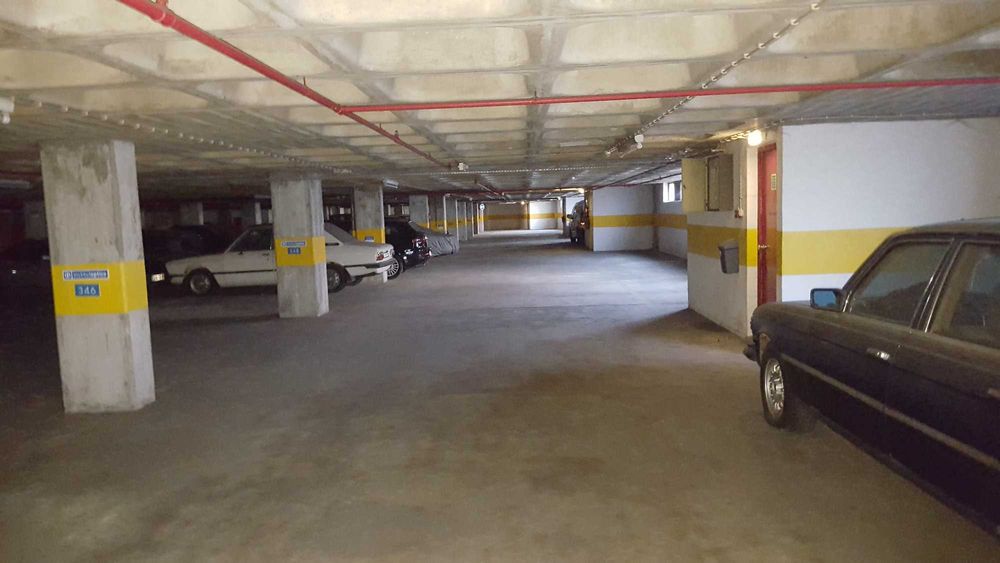 Estacionamento para Mota na rua Jorge Barradas , Benfica