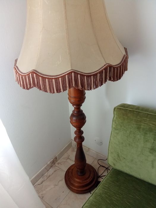 Candeeiro de sala com pé