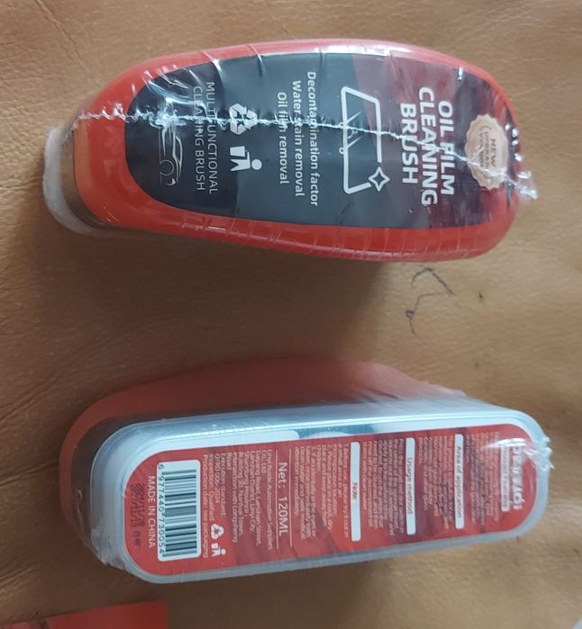 Szczotka z plynem do mycia szyb
