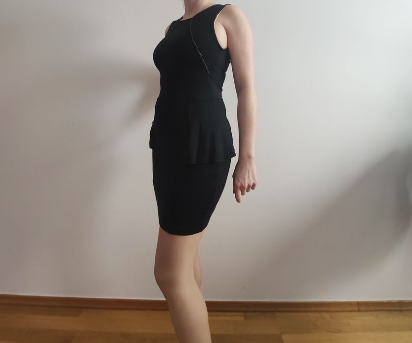 Czarna sukienka z baskinką