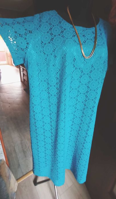 Elegancka sukienka z błyszczącą podszewką
