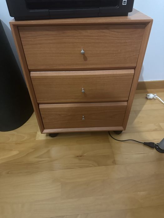 Mesas de cabeceira de cerejeira