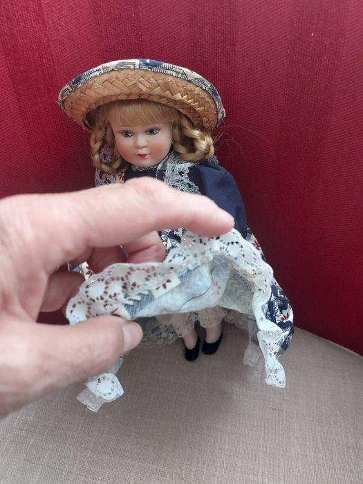 Boneca antiga de porcelana