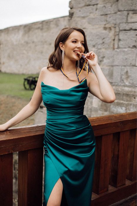 Випусне плаття, атласне