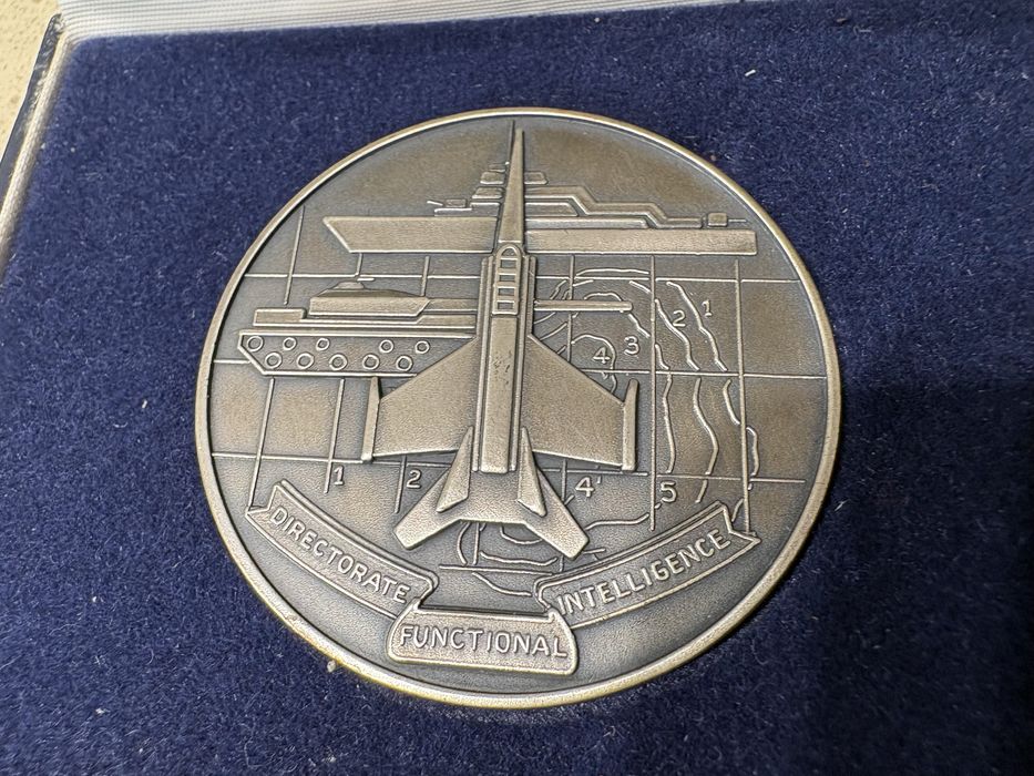 Estojo com 2 medalhas com motivos de aviação em bronze