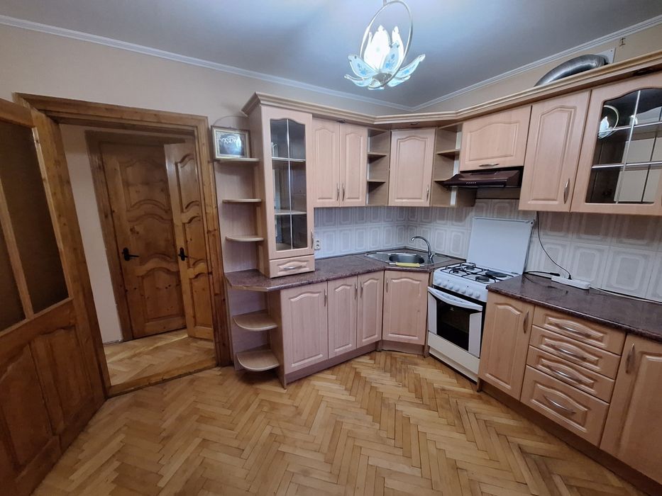 2 кімнатна квартира в Пасічній пл.68.5 кв.м з і/опаленням