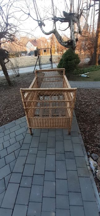 Sprzedam Stare łóżeczko wiklinowe