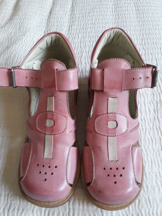 Sandálias de menina em pele cor de rosa