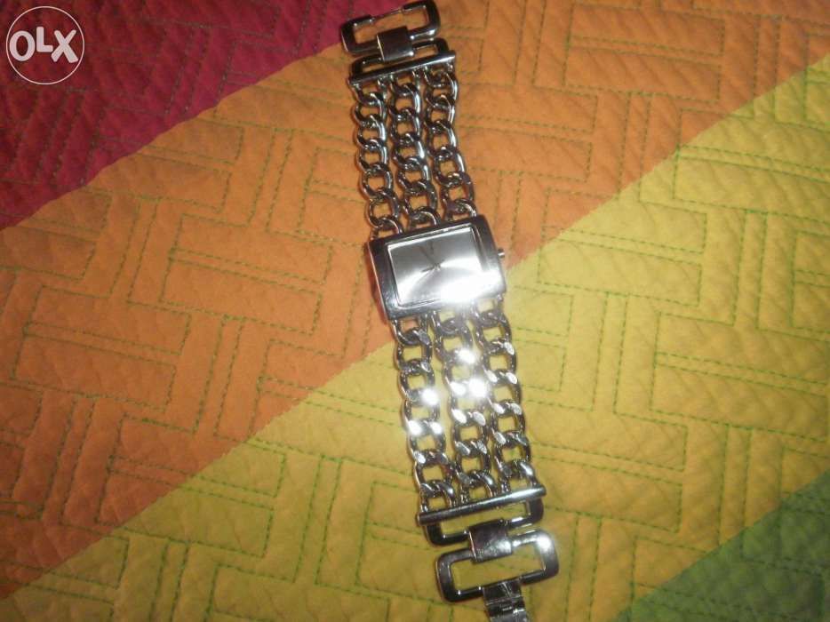 Vendo relógio prateado da Stradivarius