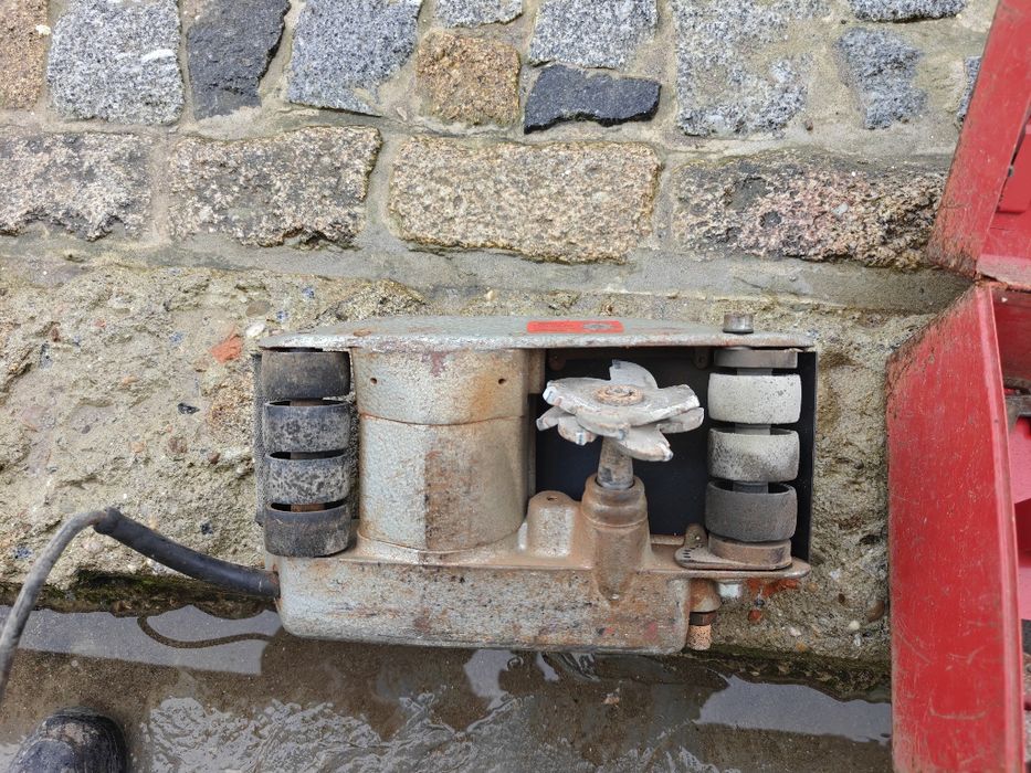 Máquina abrir roços