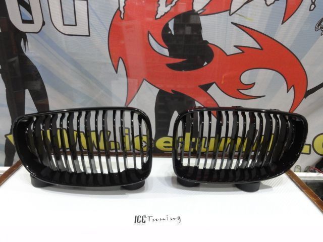 Grelha frontal BMW E81 / E82 / E87 / E88 LCI 07-11 M4 look / dupla lamina em preto piano brilhante