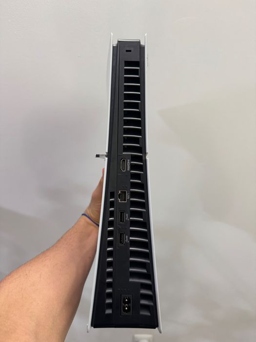 PS5 Slim Digital (1TB) + 2 Comandos - Como Nova