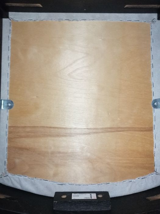 2 cadeiras em madeira escura