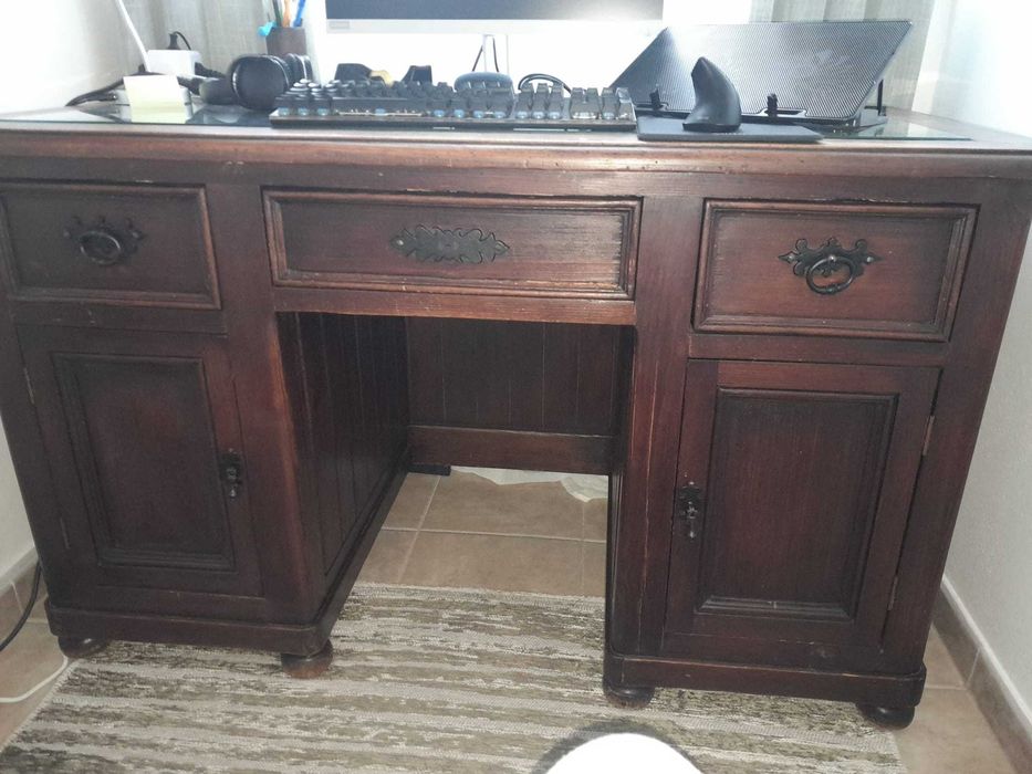 Secretária e Cadeira em Madeira Antiga (Casquinha)