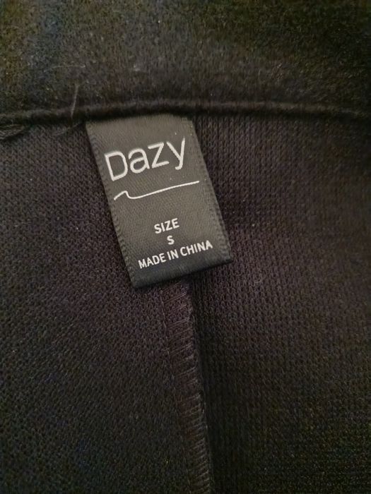 Płaszcz damski z długimi rękawami i klapami. DAZY.