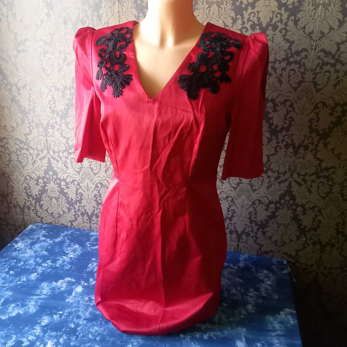 czerwona elegancka sukienka orsay z haftami