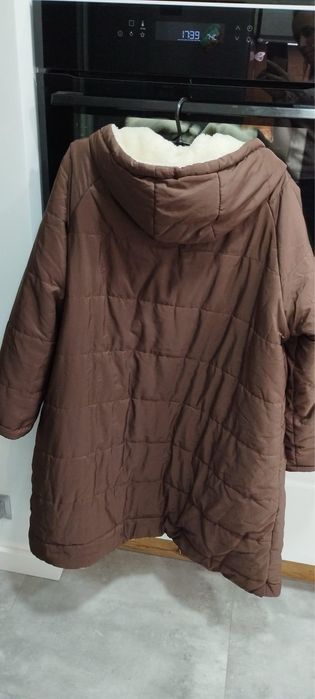 Dluga kurtka dwustronna Sherpa czekoladowa 2xl